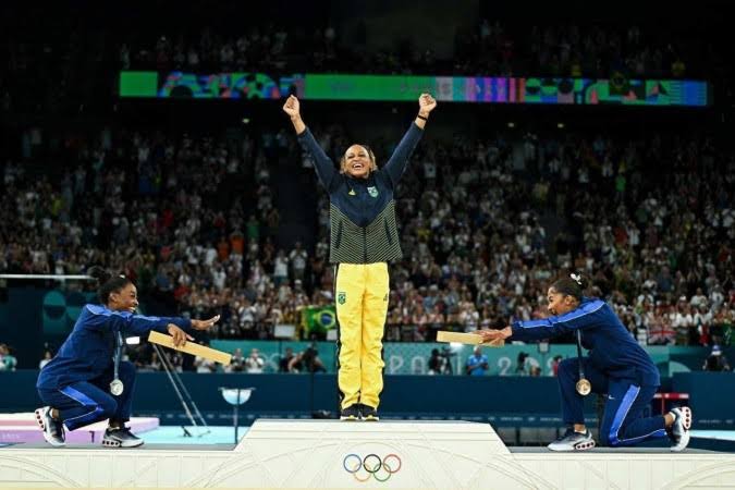 Simone Biles (prata), Rebeca Andrade (ouro) e Jordan Chiles (bronze) posam durante a cerimônia do pódio