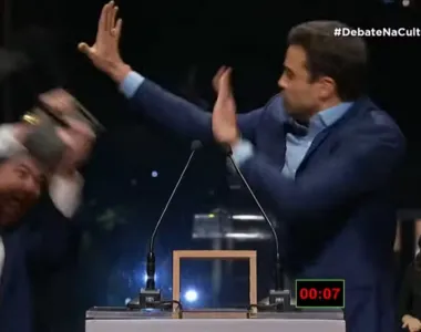 José Luiz Datena agride Pablo Marçal com cadeirada durante debate