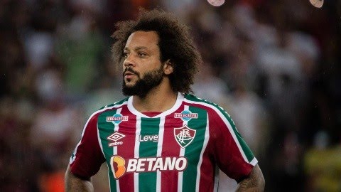 Lateral atualmente joga pelo Fluminense