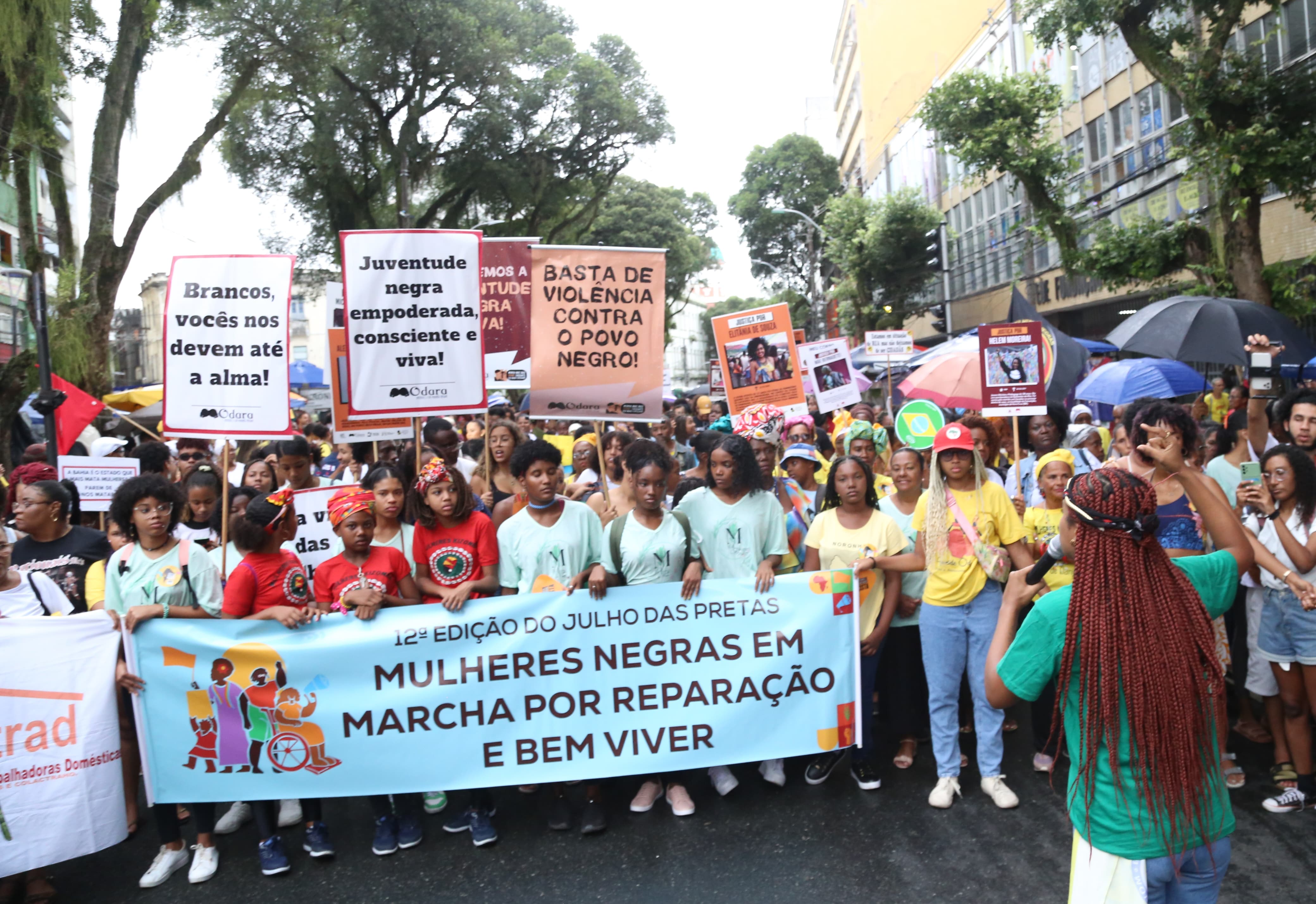 Mulheres passaram por pontos do Centro da capital