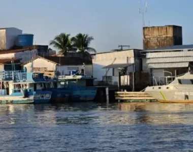 Cinco pessoas estavam na embarcação