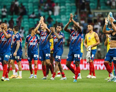 Jogadores do Bahia comemoram resultado com a torcida