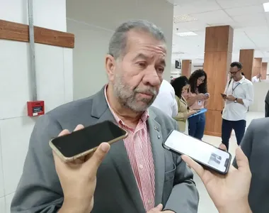 O ministro Carlos Lupi desembarcou na Bahia nesta quinta-feira