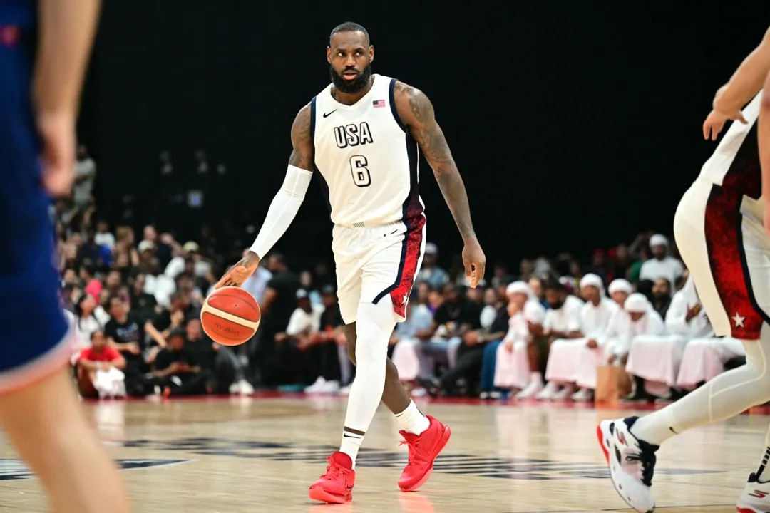 Lebron é o primeiro jogador de basquete masculino a ser o porta-bandeira masculino