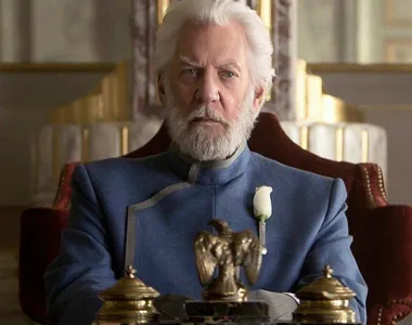 Donald Sutherland atuando como Snow da franquia Jogos Vorazes