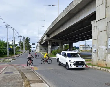 Corpo da vítima precisou ser retirado de baixo do ônibus