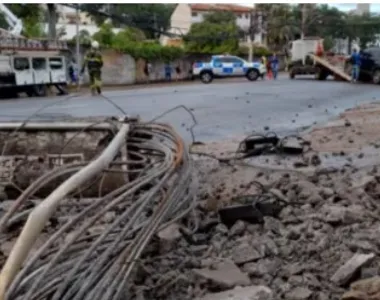 Veículo derrubou o poste e ficou no canteiro da via