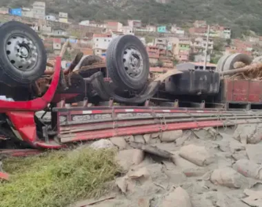 Vítima ficou presa às ferragens do veículo