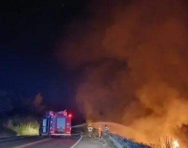 Caminhão pegou fogo na rodovia