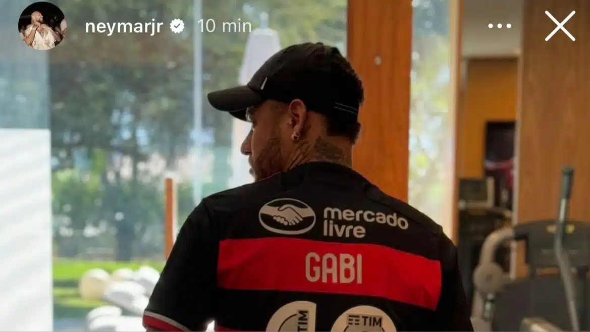 Atacante do Al Hilal postou foto com camisa do Flamengo no começo do mês