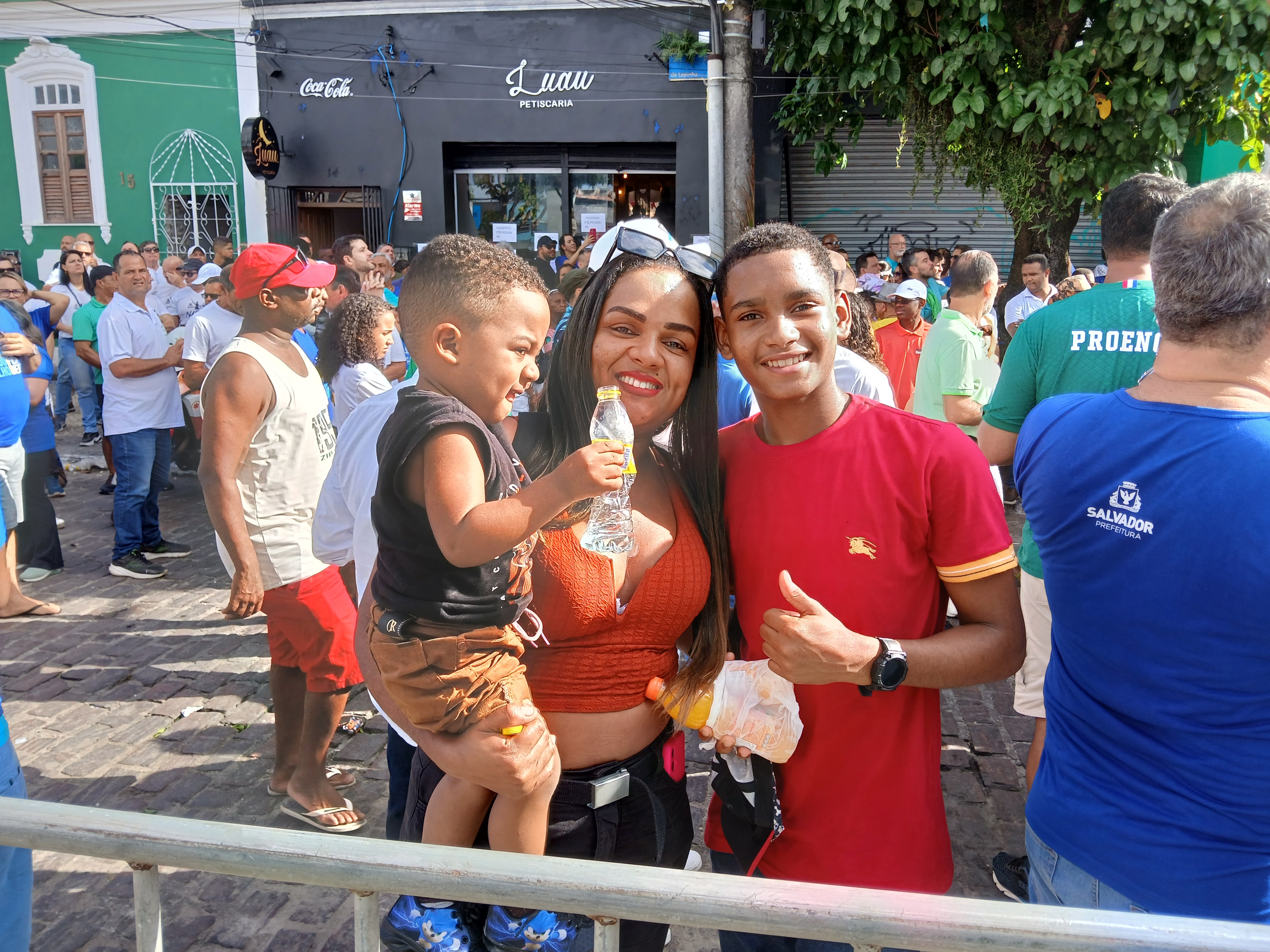 Elisângela reuniu as crias e se mandou pra rua