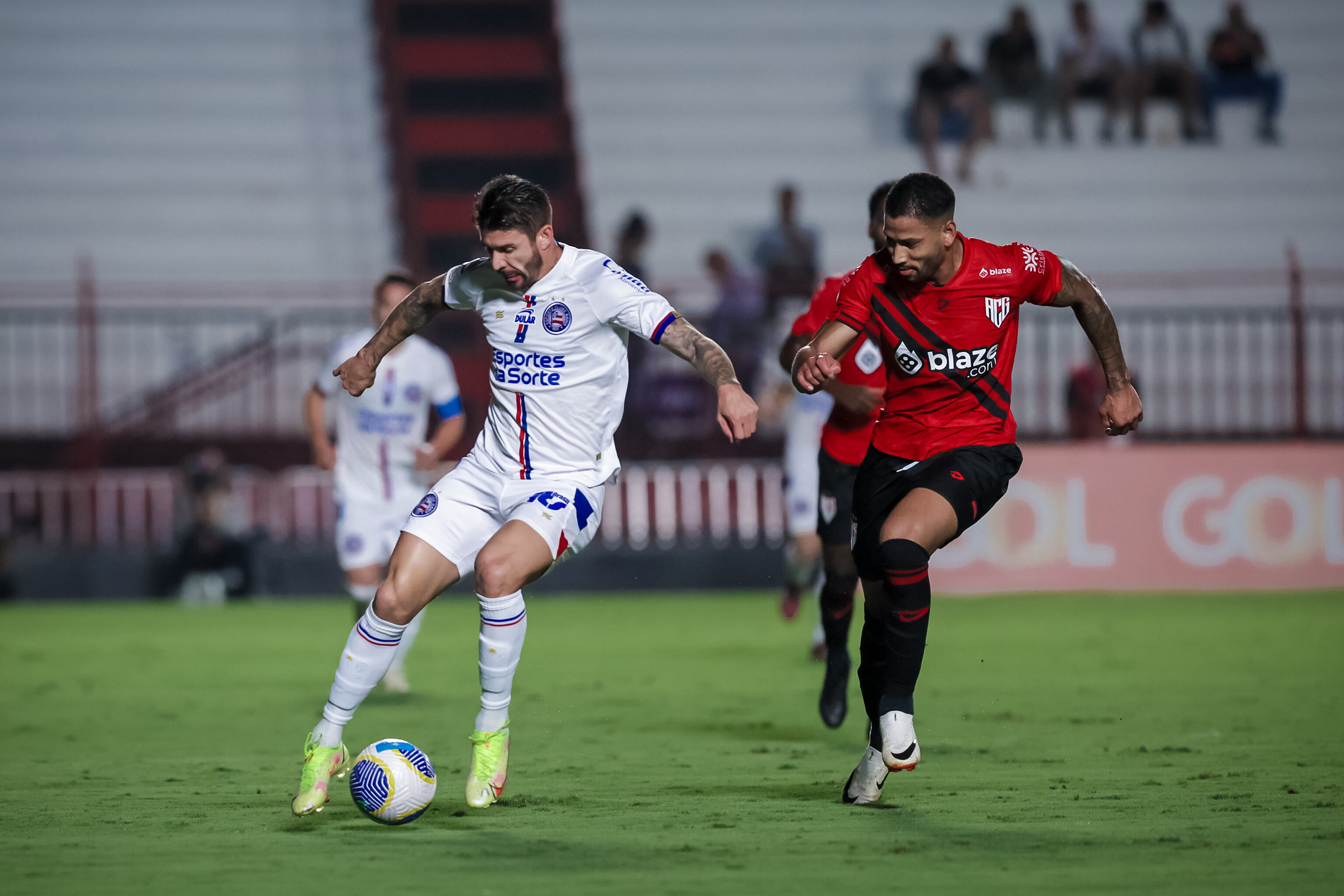 Atlético-GO e Bahia se enfrentaram no estádio Antônio Accioly