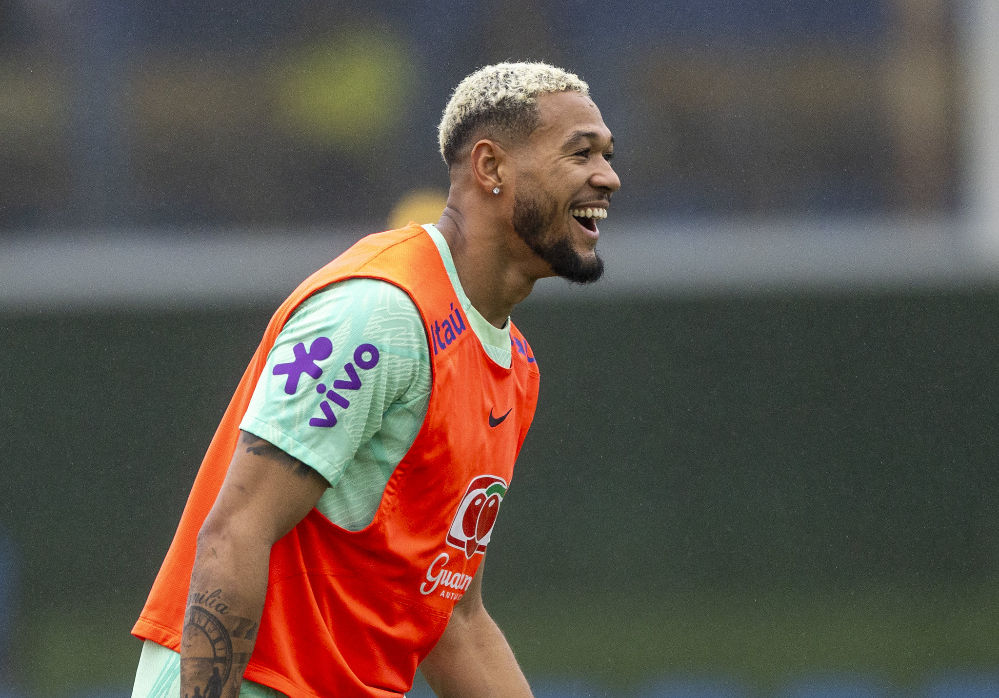 Joelinton em treino da Seleção na Granja Comary