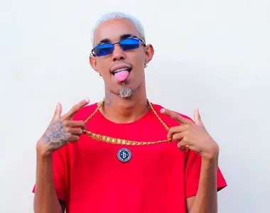 Cantor e compositor Carlos Taiuan