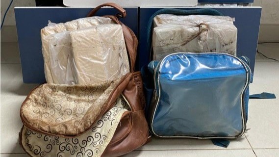 Material foi localizado em duas mochilas no compartimento de bagagem