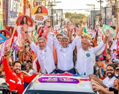 Jerônimo ao lado de Zé Neto e do candidato a vice-prefeito, Sandro Nazireu