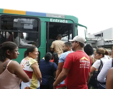 Após três dias de suspensão no serviço dos ônibus os veículos já estão nas ruas desde às 15h desta segunda-feira (26)