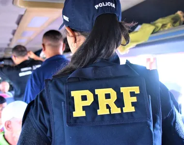 Equipe da PRF dentro do ônibus