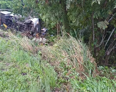 Micro-ônibus caiu em ribanceira, na BR-324, nesta segunda-feira (2)