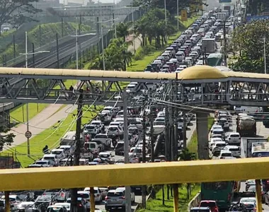 Engarrafamento tomou conta da Avenida Paralela na manhã desta segunda-feira (29)