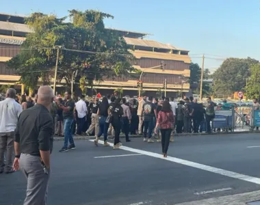 Manifestação bloqueia o trânsito em frente ao Shopping Itaigara