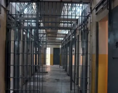 O agente despertou a suspeita de entrar na unidade com entorpecentes e celulares