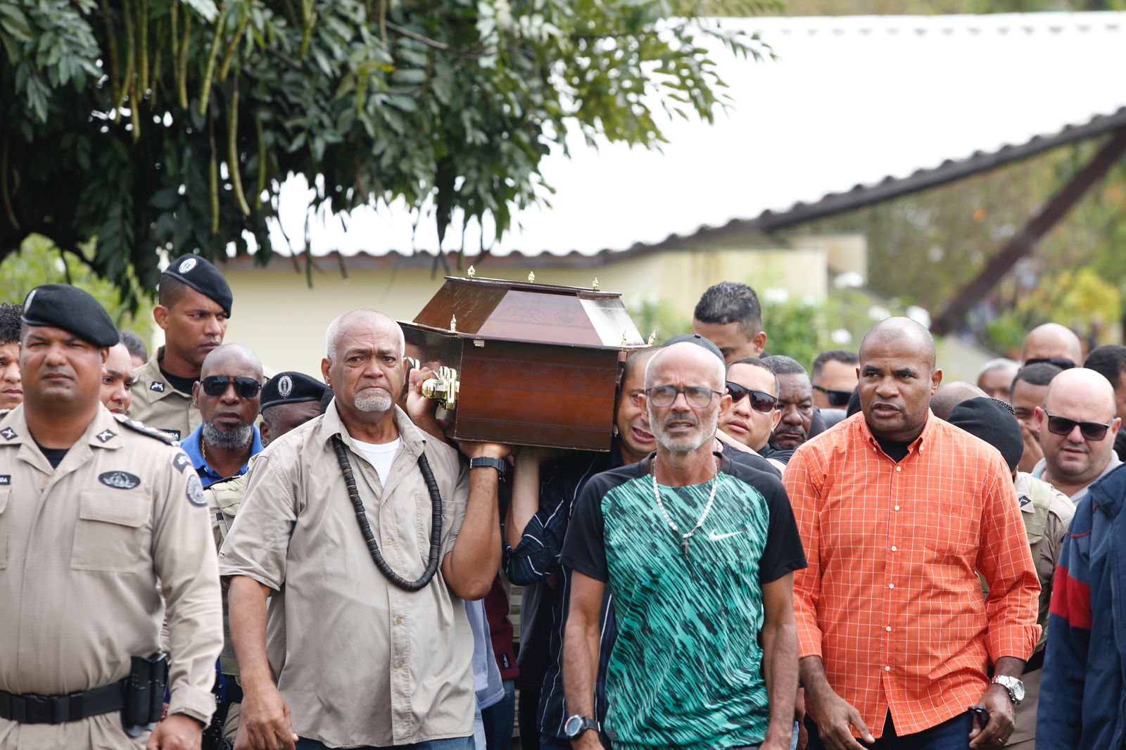 Policial foi enterrado na manhã desta quinta-feira (25), no cemitério Bosque da Paz