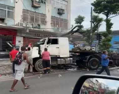 Junto à queda de energia elétrica, duas pessoas foram atropeladas na batida do caminhão com o poste, no bairro dos Mares