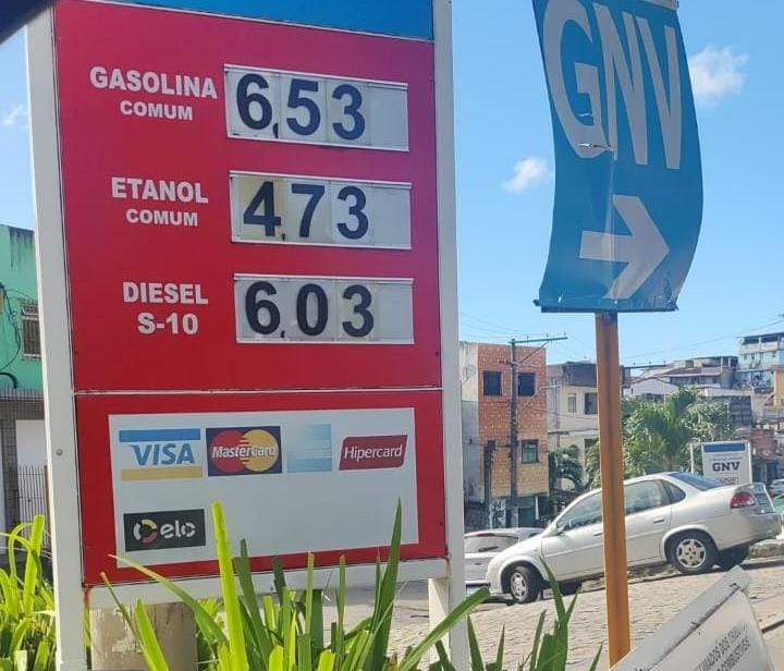 Motoristas se depararam com o aumento de R$0,70 na gasolina em alguns postos na capital baiana