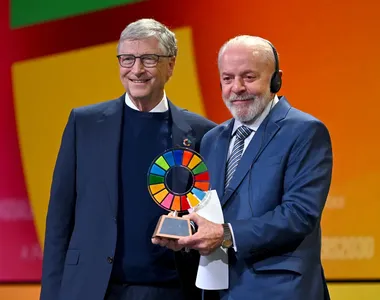 Bill Gates e Luiz Inácio Lula da Silva falam no palco durante o evento anual Goalkeepers NYC