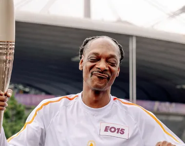 Snoop Dogg participou do revezamento da tocha olímpica antes da abertura dos Jogos