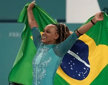 Rebeca Andrade durante comemoração nos Jogos Olímpicos de Paris