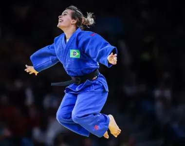 Brasileira comemora o bronze em Paris