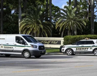 Viaturas paradas em frente ao Trump International Golf Club, em West Palm Beach, na Flórida