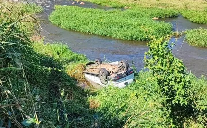 Carro capotou até o Rio Jiquiriçá