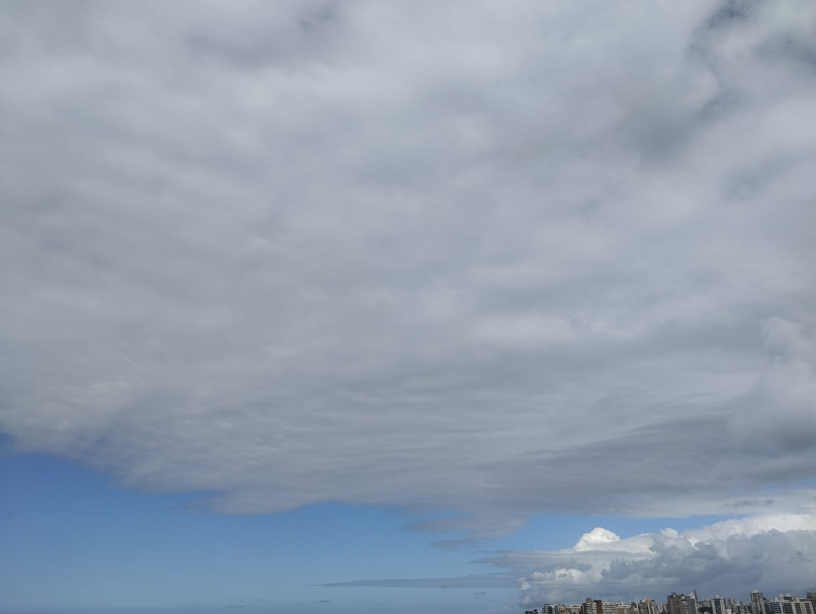 Temperatura mínima é de 21º e a máxima pode chegar a 28º .