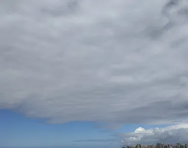 Mesmo com a presença do sol, o céu tem muitas nuvens