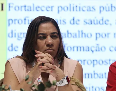 Segundo Roberta Santana, gestões sobrecarregaram o Governo do Estado