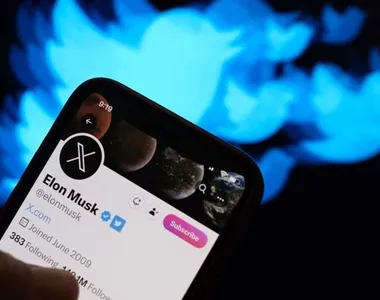 Rede social X (antigo Twitter) continuará bloqueada no Brasil. É o que indicou a Starlink, empresa de Elon Musk, nesta terça-feira (3)