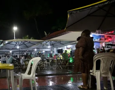 Na noite desta segunda-feira (9), um homem suspeito de assaltar uma baiana de acarajé e uma loja de açaí foi espancado por populares no bairro de Itapuã