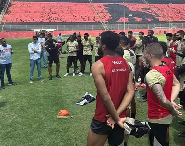 Integrantes da TUI conversam com jogadores do Vitória