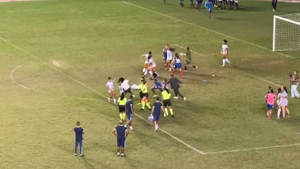 Confusão durante jogo do Esporte Clube Bahia, em Pituaçu