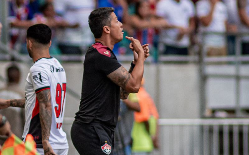 Thiago Carpini, técnico do Vitória, durante o Ba-Vi de domingo (11)