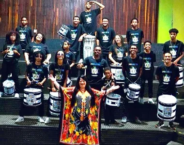 Thyna Ramos lança louvor com feat do grupo Tambores Abençoados