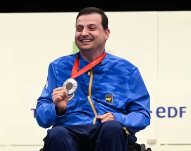 Atirador exibe sua medalha em Paris