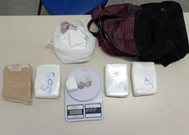 Foram encontrados três tabletes de cocaína e uma sacola com porções da droga