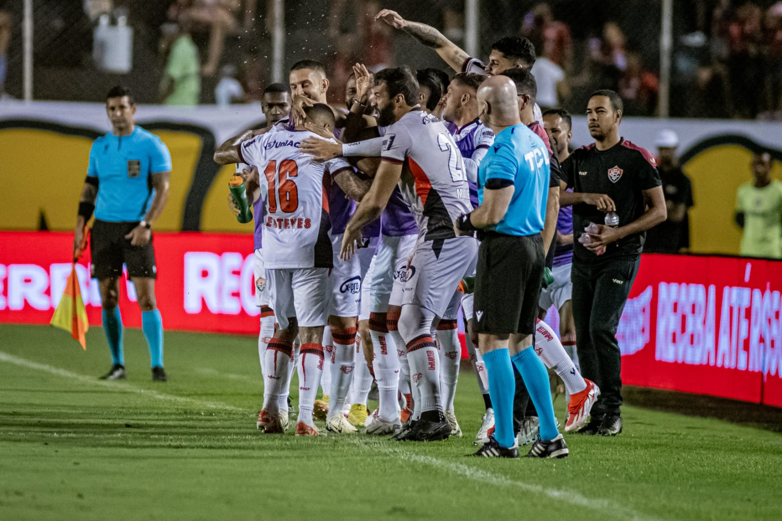 Jogadores do Leão comemoram gol de Lucas Esteves