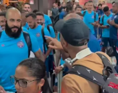 Momento do encontro descontraído no aeroporto de Salvador