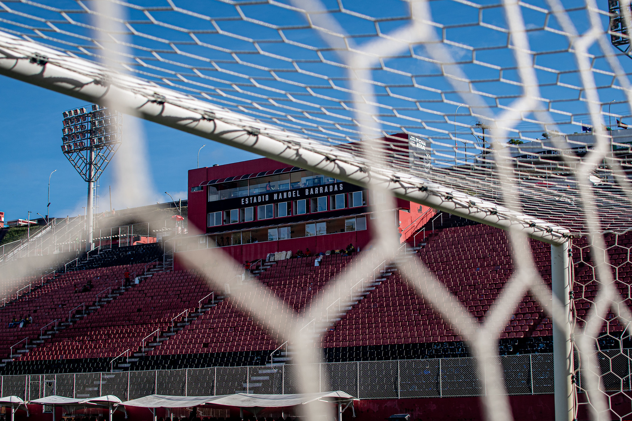 Bola vai rolar no gramado do estádio Barradão para duelo de rubro-negros