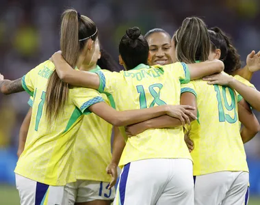 Jogadoras do Brasil comemoram gol contra a Espanha